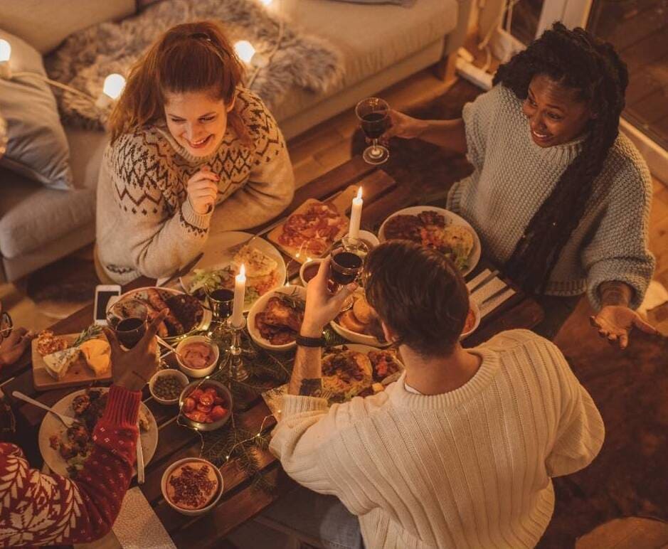 Dîner entre amis en hiver ambiance chaleureuse